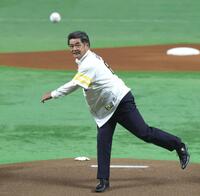 　ファーストピッチを務める工藤公康氏（撮影・北村雅宏）