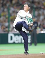 　始球式を行う工藤公康氏（撮影・西岡正）
