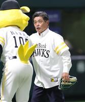 　始球式を行った工藤公康氏（撮影・西岡正）