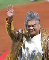 　国歌独唱し、ファンの声援に応える岡本知高（撮影・北村雅宏）