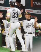 　１回、近藤の中前打で先制の生還をした二走・周東（２３）を迎える小久保監督