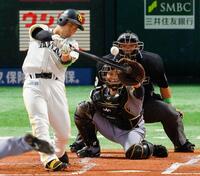 　１回、近藤が中前に先制打を放つ