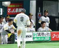 　７回、柳田が右飛に倒れ厳しい表情の小久保監督（撮影・金田祐二）