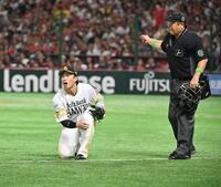 　６回、中野の打球を見る三塁手・野村