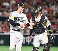 　６回、佐藤輝に勝ち越し打を許し話す有原（左）と海野のバッテリー