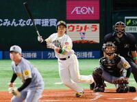 　１回、近藤が中前に先制打を放つ