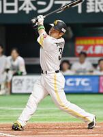 　８回、近藤が二塁打を放つ