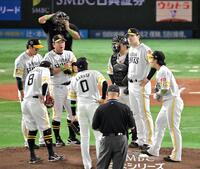 　６回、マウンドに集まる有原（右から２人目）らソフトバンクナイン