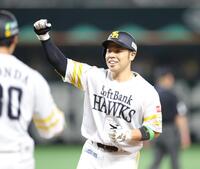 　１回、先制打を放ち、ベンチへ向かってガッツポーズの近藤（撮影・西岡正）