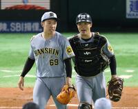 　石井と勝利を喜ぶ坂本（撮影・金田祐二）