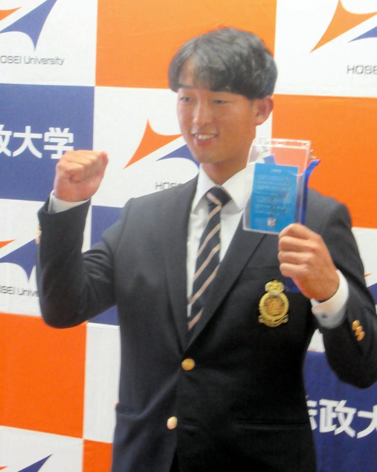 　指名あいさつを受けたドラフト１位・松下。ドラフト会議当日のＩＤカードには池山監督の「一生懸命」のメッセージが入っていた