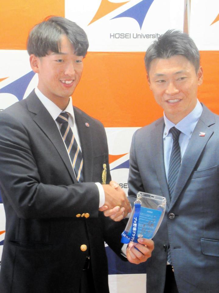 　青木ＧＭ特別補佐（右）らから指名あいさつを受けたドラフト１位・松下。ドラフト会議当日のＩＤカードには池山監督の「一生懸命」のメッセージが入っていた