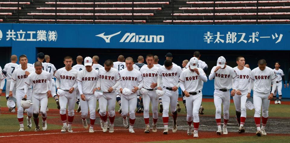 　高川学園に敗れ、引き揚げる広陵ナイン（撮影・市尻達拡）
