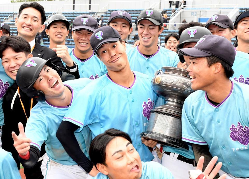 　逆転サヨナラ勝ちで優勝を決め、変顔を作る筑波大・岡城快生（中央）＝撮影・佐藤厚