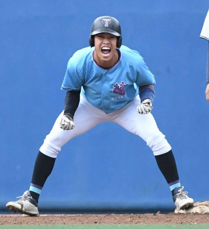 　１０回、筑波大・岡城快生は左前に同点適時打を放ち、雄叫びを上げる（撮影・佐藤厚）