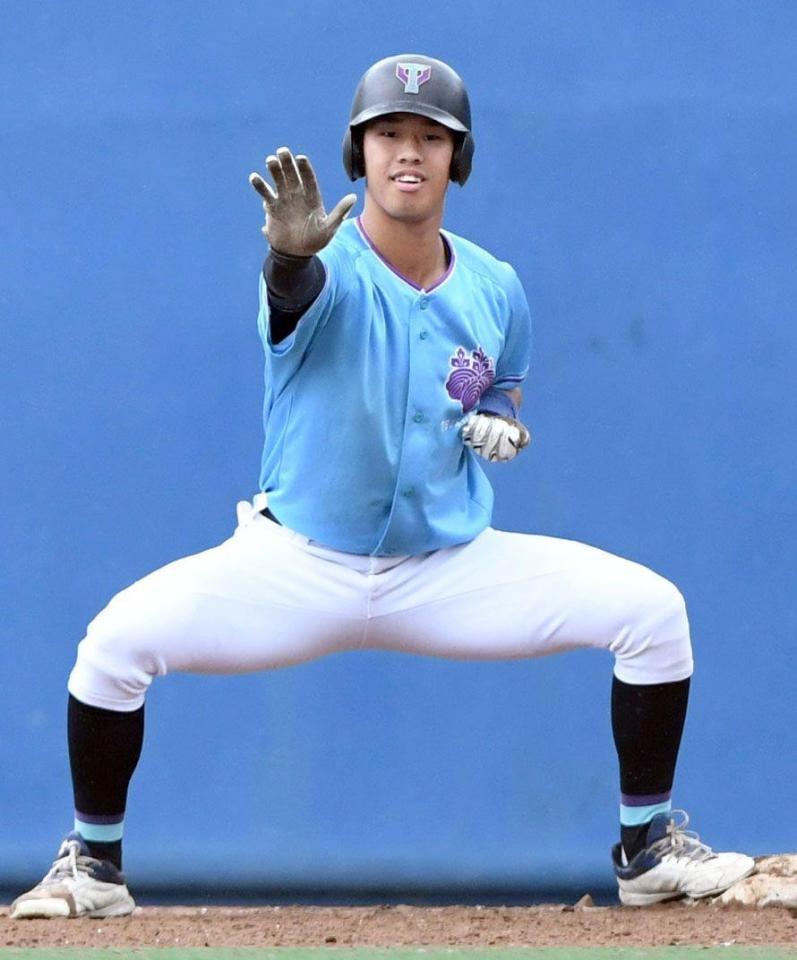 　１０回、筑波大・岡城快生は左前に同点適時打を放ち、パフォーマンスを見せる（撮影・佐藤厚）