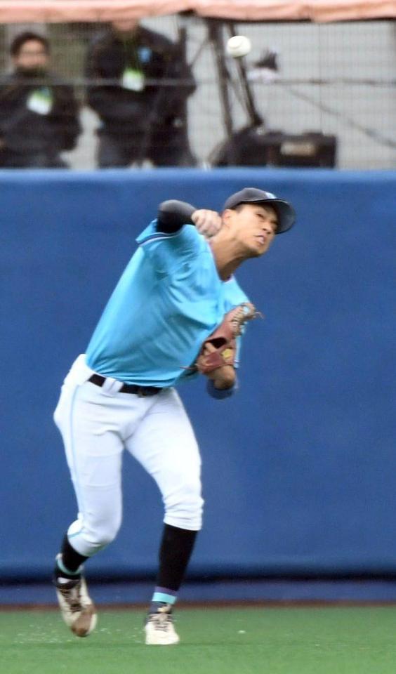 　６回、武蔵大・松井の左飛を捕球し、三走を本塁タッチアウトにする筑波大・岡城快生（撮影・佐藤厚）