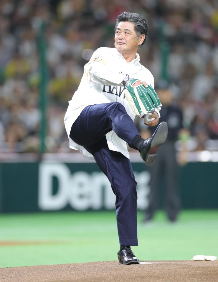 　始球式を行う工藤公康氏（撮影・西岡正）