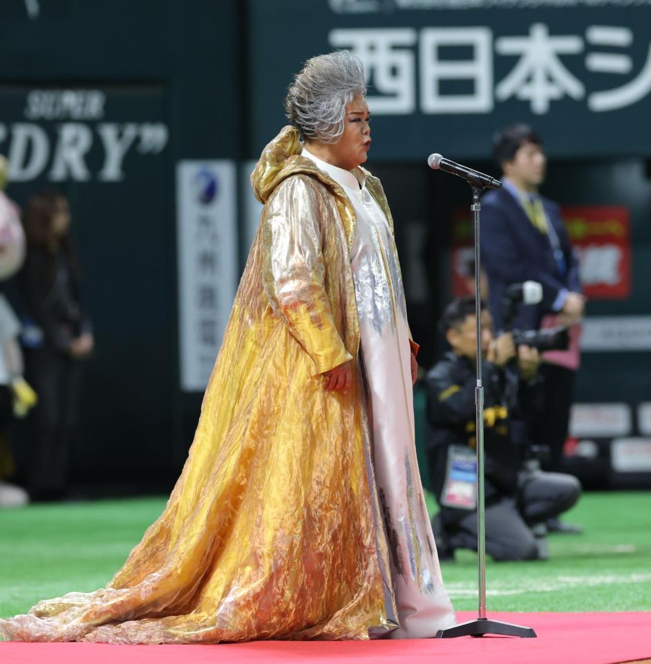 　国歌独唱するソプラニスタの岡本知高（撮影・西岡正）