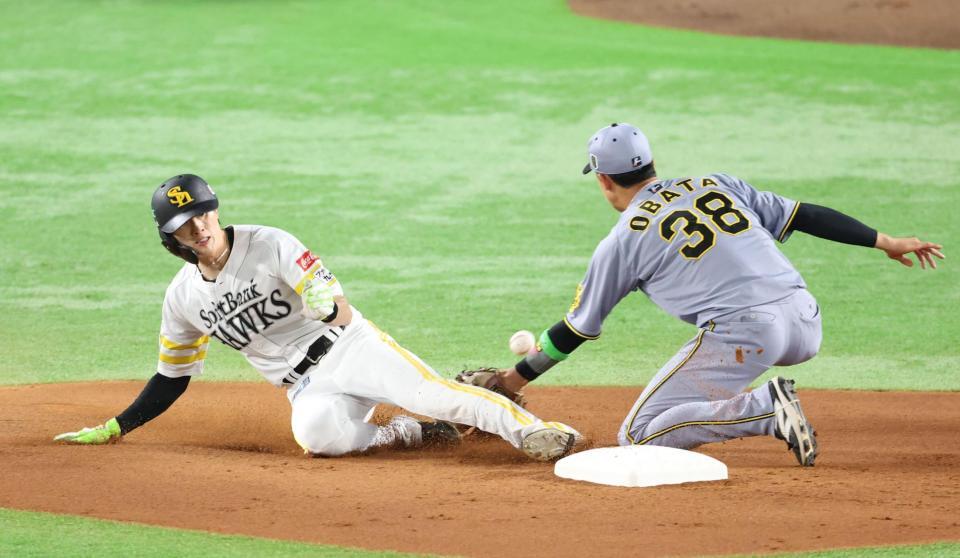 　１回、二盗を決める周東（撮影・金田祐二）