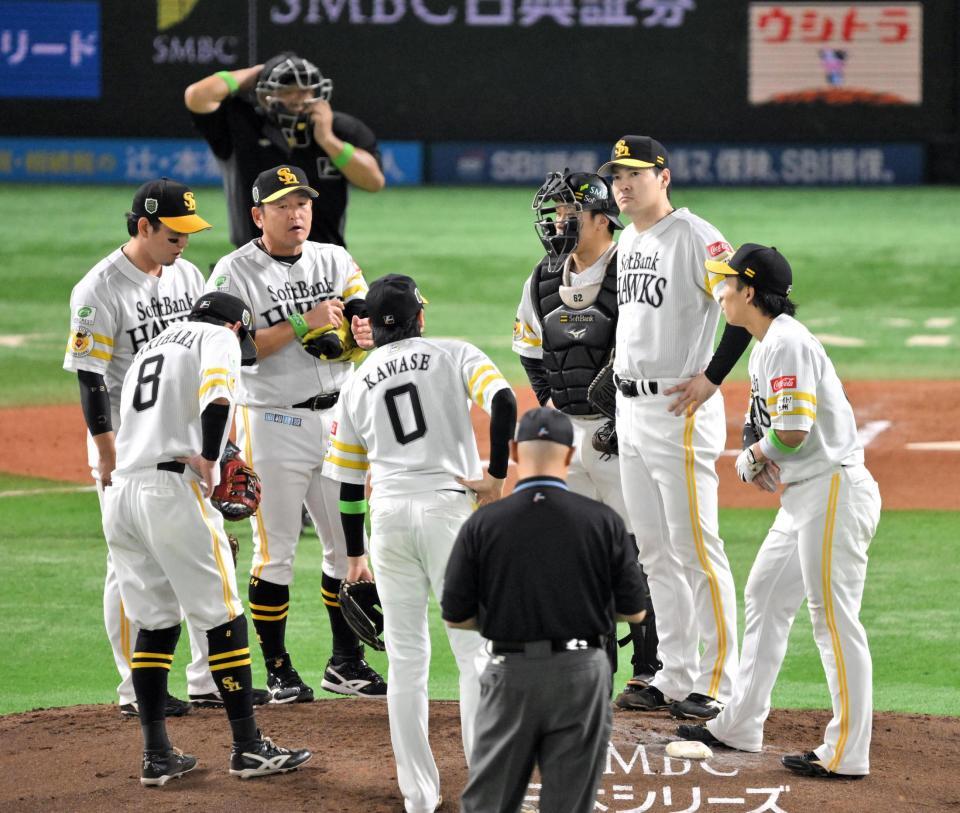　６回、マウンドに集まる有原（右から２人目）らソフトバンクナイン