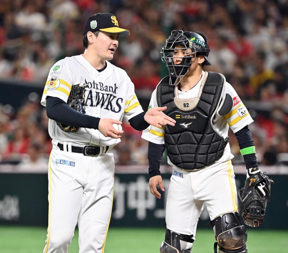 　６回、佐藤輝に勝ち越し打を許し話す有原（左）と海野のバッテリー