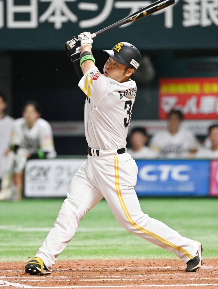 　８回、近藤が二塁打を放つ