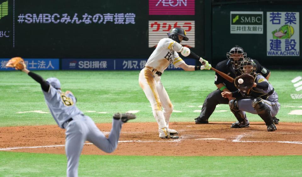 　９回、周東に打撃妨害の坂本（撮影・金田祐二）