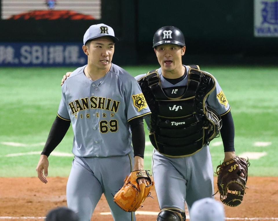 　石井と勝利を喜ぶ坂本（撮影・金田祐二）