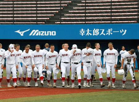 　高川学園に敗れ、引き揚げる広陵ナイン（撮影・市尻達拡）