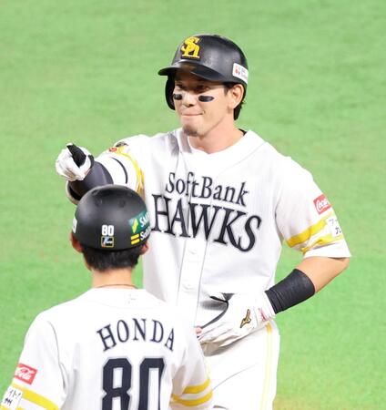 　１回、同点適時打を放ちベンチからの声に応える栗原（撮影・立川洋一郎）