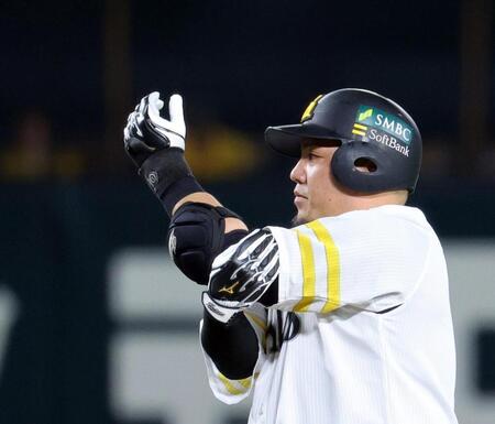 　１回裏、右中間に２点二塁打を放った山川