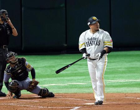 　２回、左越えに３ランを放つ山川（撮影・山口登）