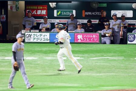 　２回、山川の３ランを厳しい表情を見せる阪神ナイン（撮影・山口登）