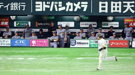 　２回、山川の３ランを厳しい表情を見せる阪神ナイン（撮影・山口登）