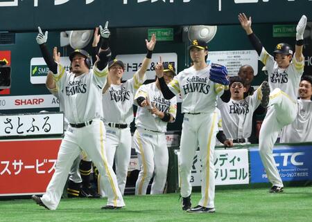 　２回、左中間に３ランを放ち、喜ぶ山川（撮影・金田祐二）