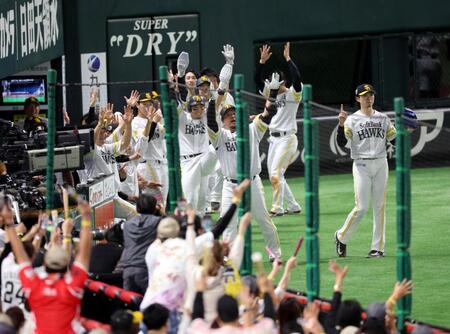 　２回、山川は３ランを放ちどすこいポーズを決める（撮影・山口登）