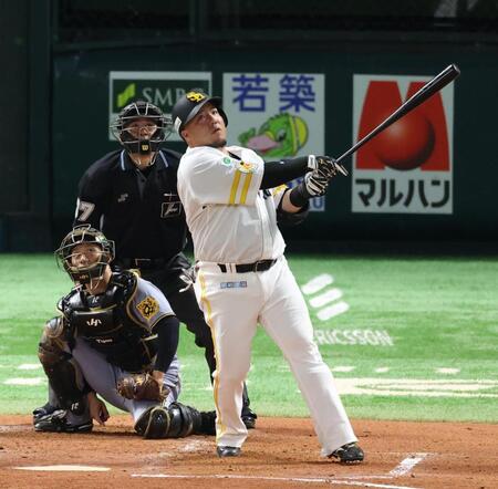 　２回、左中間に勝ち越し３ランを放つ山川（撮影・金田祐二）