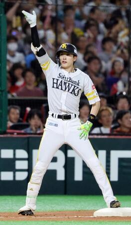 　２回、適時三塁打を放ちポーズをとる周東