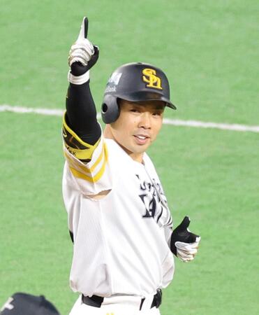 　２回、適時二塁打を放ち、ベンチへ向かってポーズする近藤（撮影・立川洋一郎）