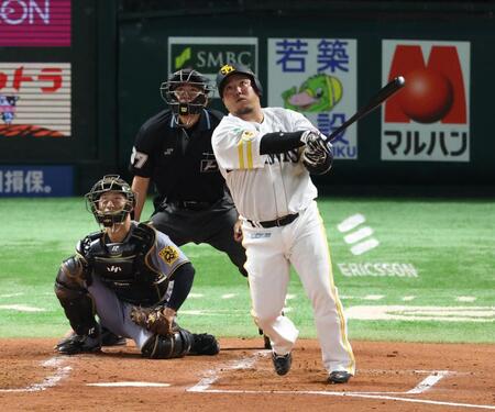 　１回、勝ち越し２点二塁打を放つ山川（撮影・金田祐二）