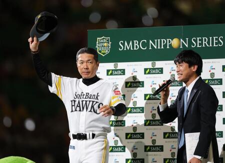 　監督インタビューでスタンドに帽子を振る小久保監督（撮影・西岡正）