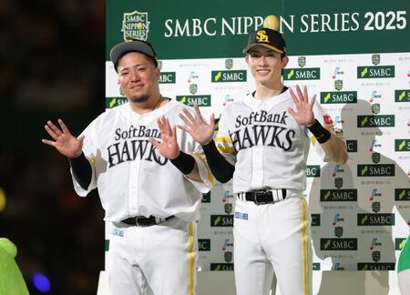 　お立ち台でポーズをとる山川（左）と周東（撮影・西岡正）