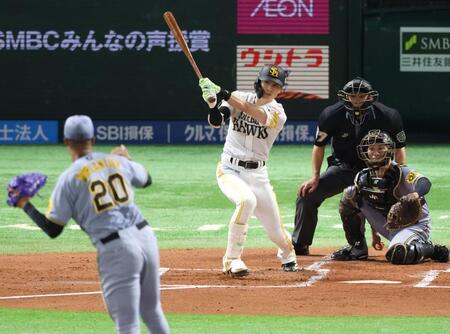 　１回、右前打放つ周東（撮影・金田祐二）