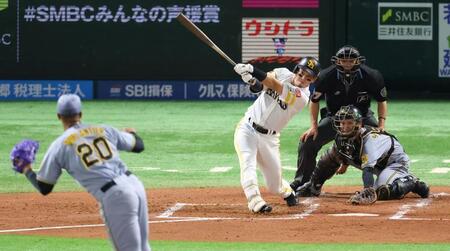 　１回、右前に同点適時打を放つ栗原（撮影・金田祐二）