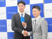 　青木ＧＭ特別補佐（右）らから指名あいさつを受けたドラフト３位の創価大・山崎