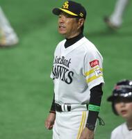 　６回を終え、選手交代を告げる小久保監督（撮影・北村雅宏）