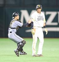 　１回、打者・柳町の時、飛び出して二、三塁間で坂本にタッチされる柳田（右）＝撮影・西岡正