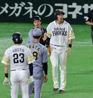 　１回、二塁走者の柳田は二・三塁に挟まれタッチアウトになる（撮影・山口登）