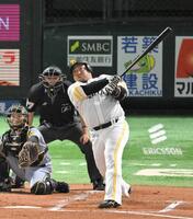 　１回、山川が右中間に２点二塁打を放つ山川